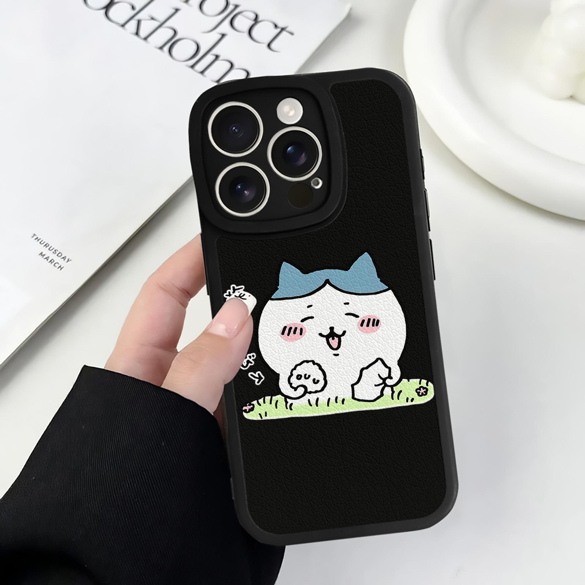 （画像用） ちいかわ ハチワレ Chii-kawa hachiware 【iPhone 16シリーズ対応】シリコンスマホケース（レザー調） 材質：シリコン